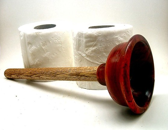 Sử dụng giấy b&aacute;o cũ để khử m&ugrave;i ẩm mốc trong nh&agrave; vệ sinh