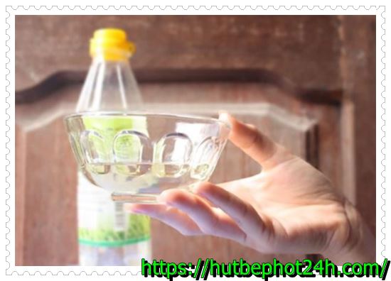 Khử m&ugrave;i h&ocirc;i bằng giấm ăn v&agrave; muối trắng