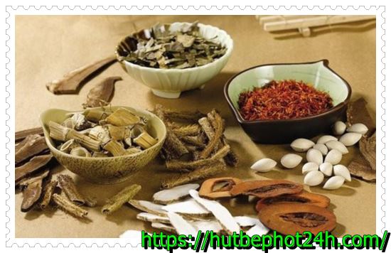 Thảo mộc thi&ecirc;n nhi&ecirc;n gi&uacute;p đẩy l&ugrave;i m&ugrave;i h&ocirc;i, lưu lại hương thơm thanh m&aacute;t