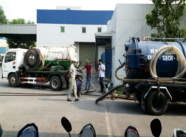 Nh&acirc;n vi&ecirc;n khảo s&aacute;t v&agrave; thi c&ocirc;ng h&uacute;t bể phốt quận 3