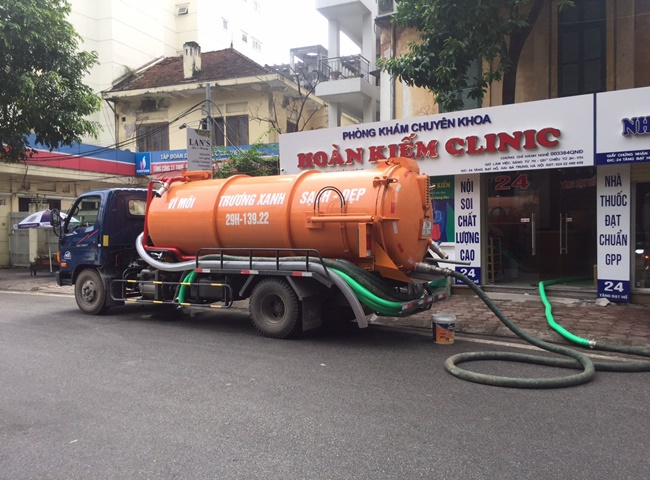 H&uacute;t bể phốt qu&acirc;n 8