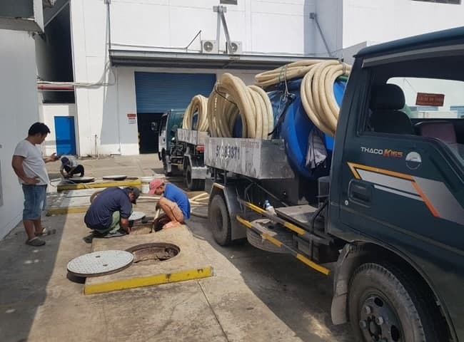 H&uacute;t bể phốt quận B&igrave;nh Thạnh nh&acirc;n vi&ecirc;n đang thi c&ocirc;ng