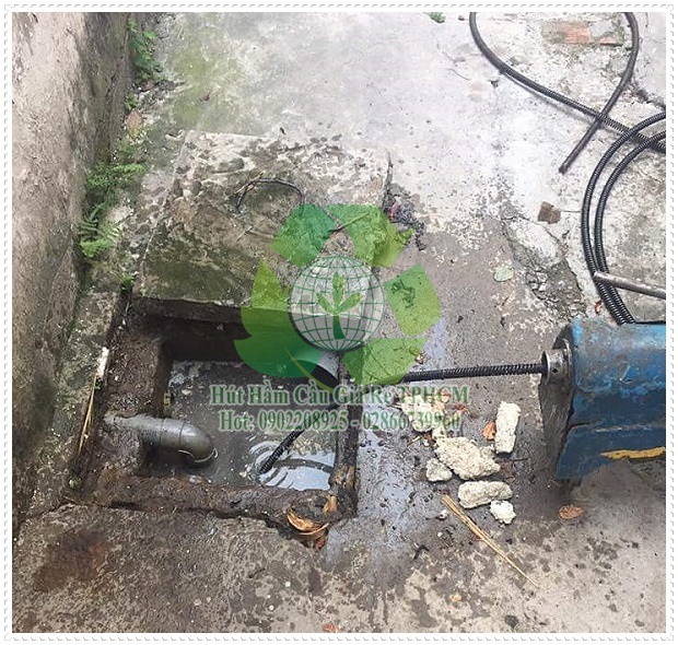 Sử dụng &aacute;p suất cao của kh&iacute; n&eacute;n v&agrave; nước để l&agrave;m sạch đường ống